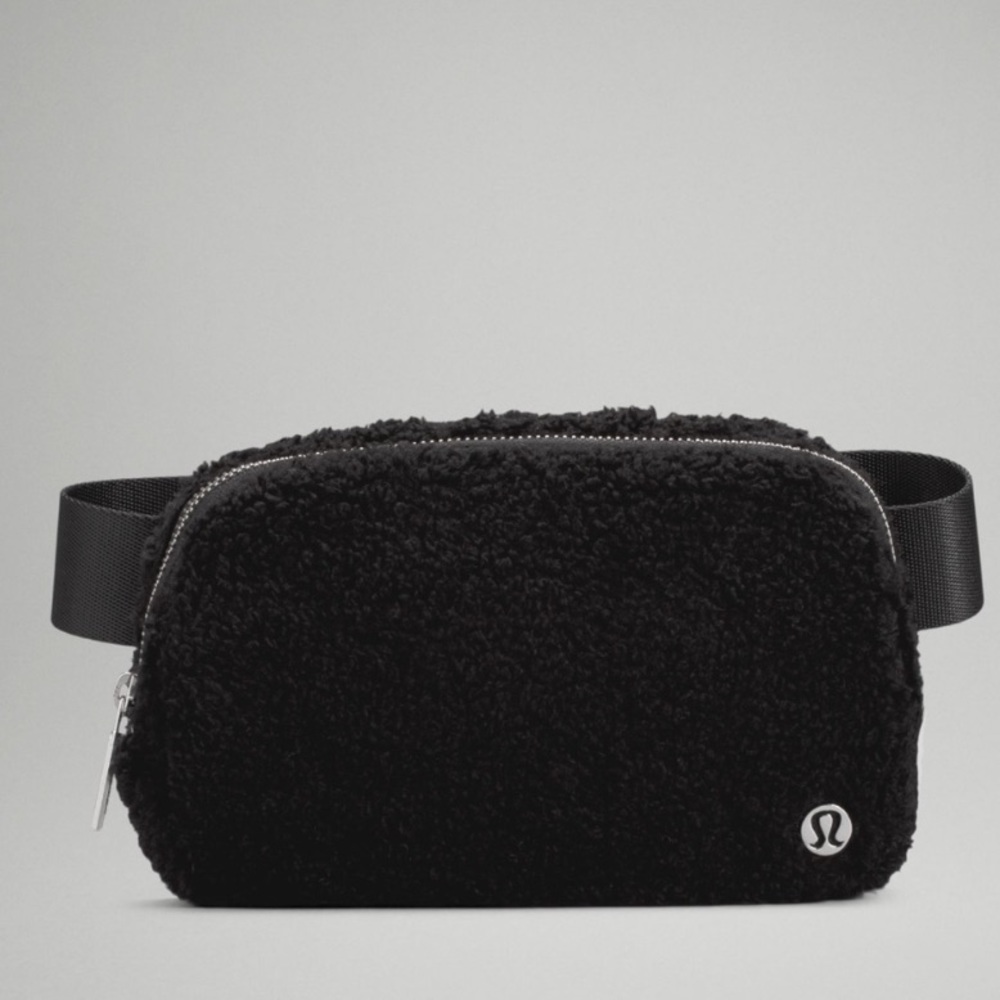 Lululemon sherpa fleece belt bag - black